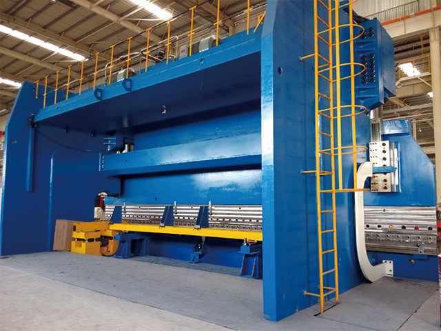 What should I do if the hydraulic bender is out of sync?